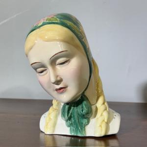 Chica con pañuelo Antonio Ronzan años 40 Decó. Cerámica Medidas: altura 24 cm